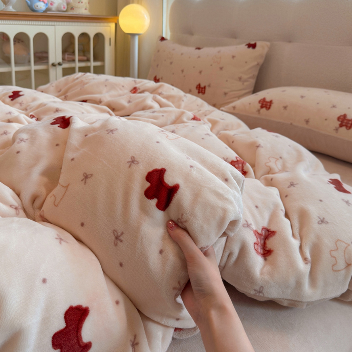 91家纺网 家纺一手货源 找家纺 欧妮家纺 2025新款A类牛奶绒印花四件套 奶油小狗