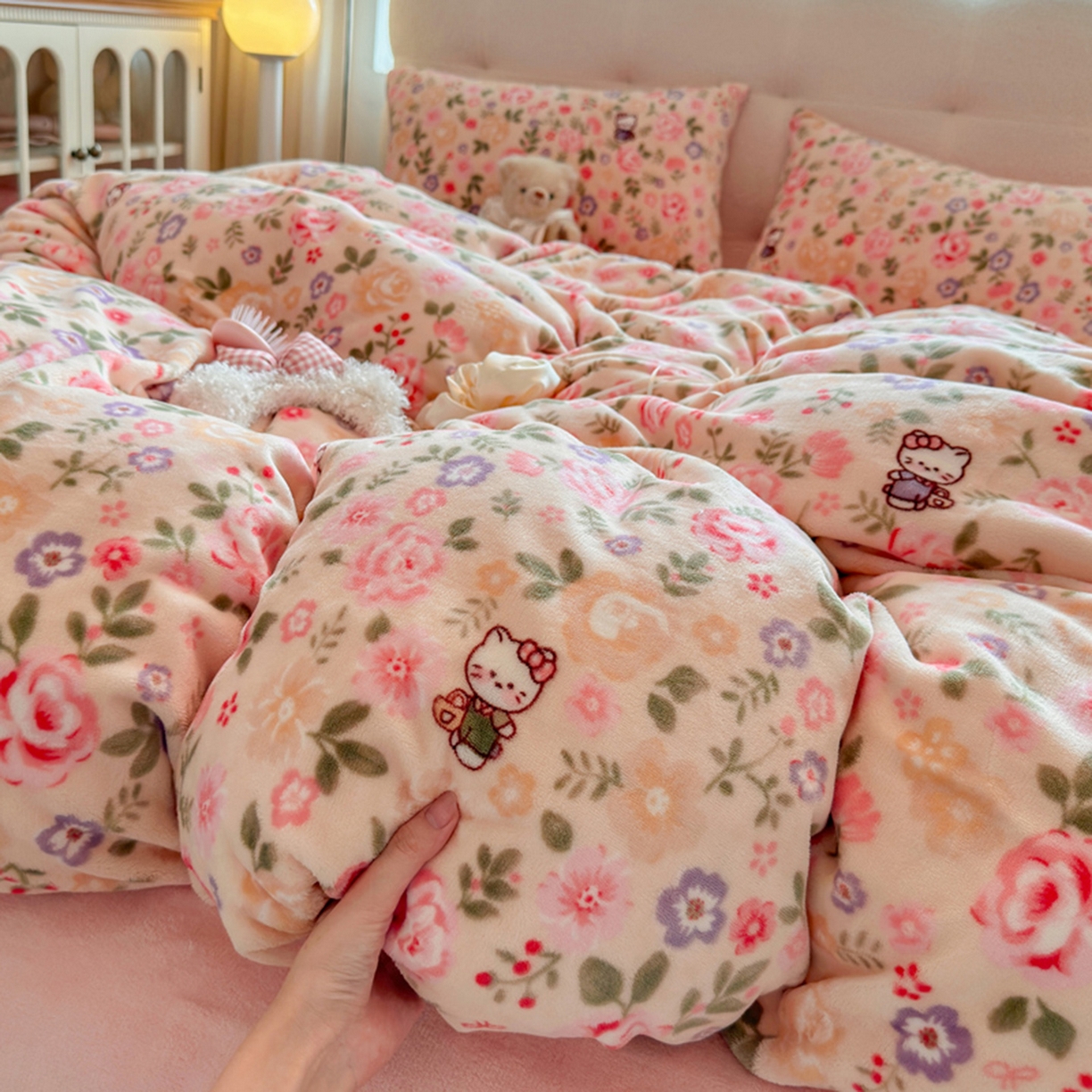 91家纺网 家纺一手货源 找家纺 欧妮家纺 2025新款A类牛奶绒印花四件套 花园小猫