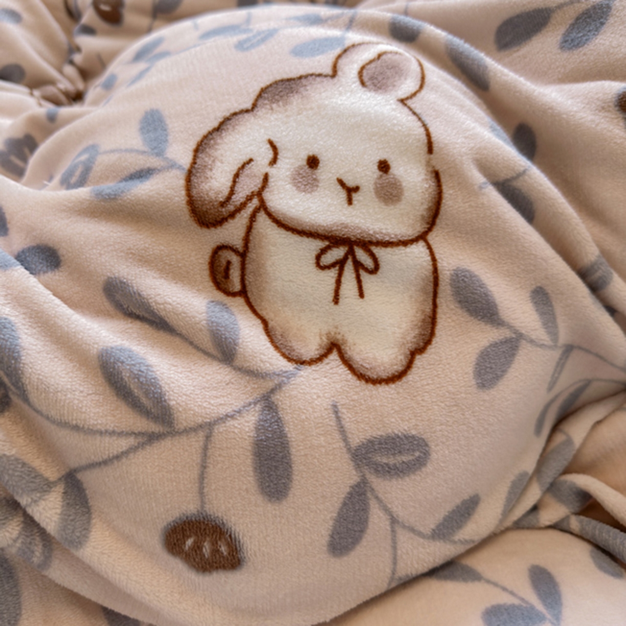 91家纺网 家纺一手货源 找家纺 欧妮家纺 2025新款A类牛奶绒印花四件套 叶子萌兔