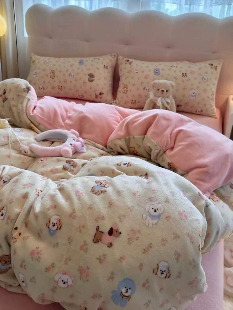 91家纺网 家纺一手货源 找家纺 欧妮家纺 2025新款A类牛奶绒印花四件套 迷你小狗