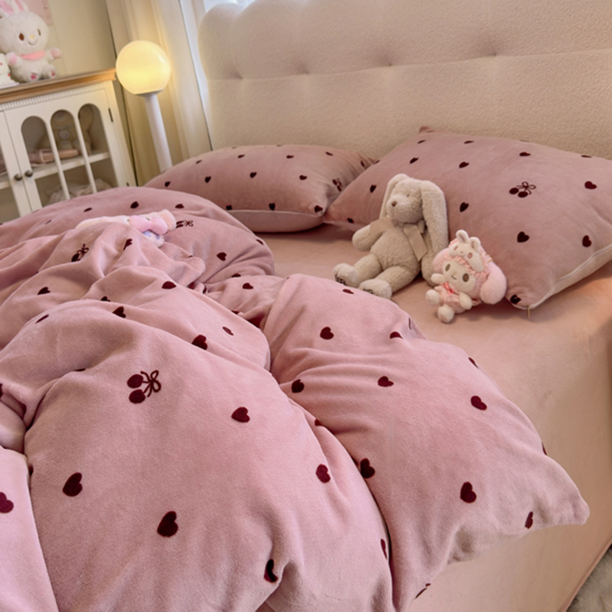 91家纺网 家纺一手货源 找家纺 欧妮家纺 2025新款A类牛奶绒印花四件套 樱桃爱心