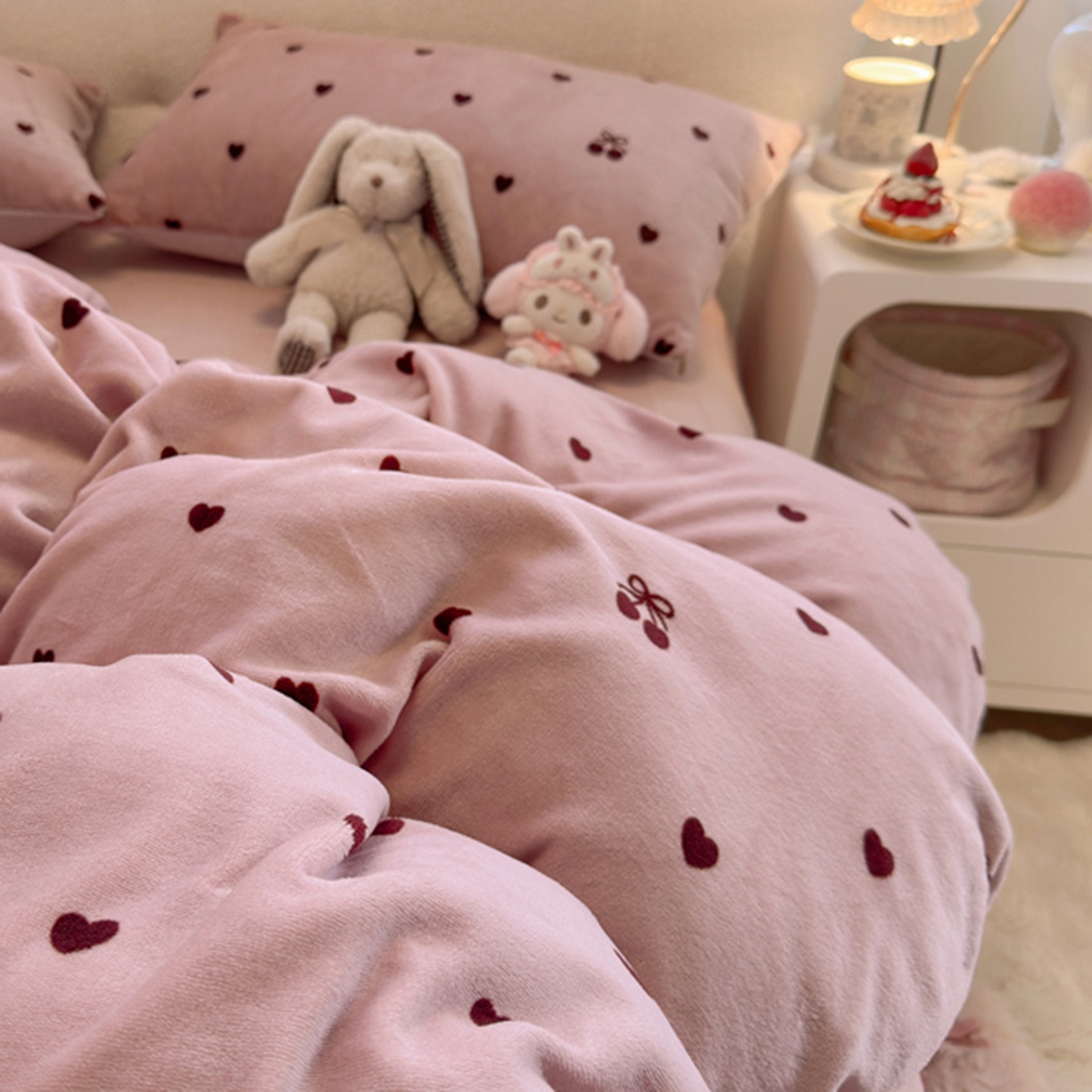 91家纺网 家纺一手货源 找家纺 欧妮家纺 2025新款A类牛奶绒印花四件套 樱桃爱心