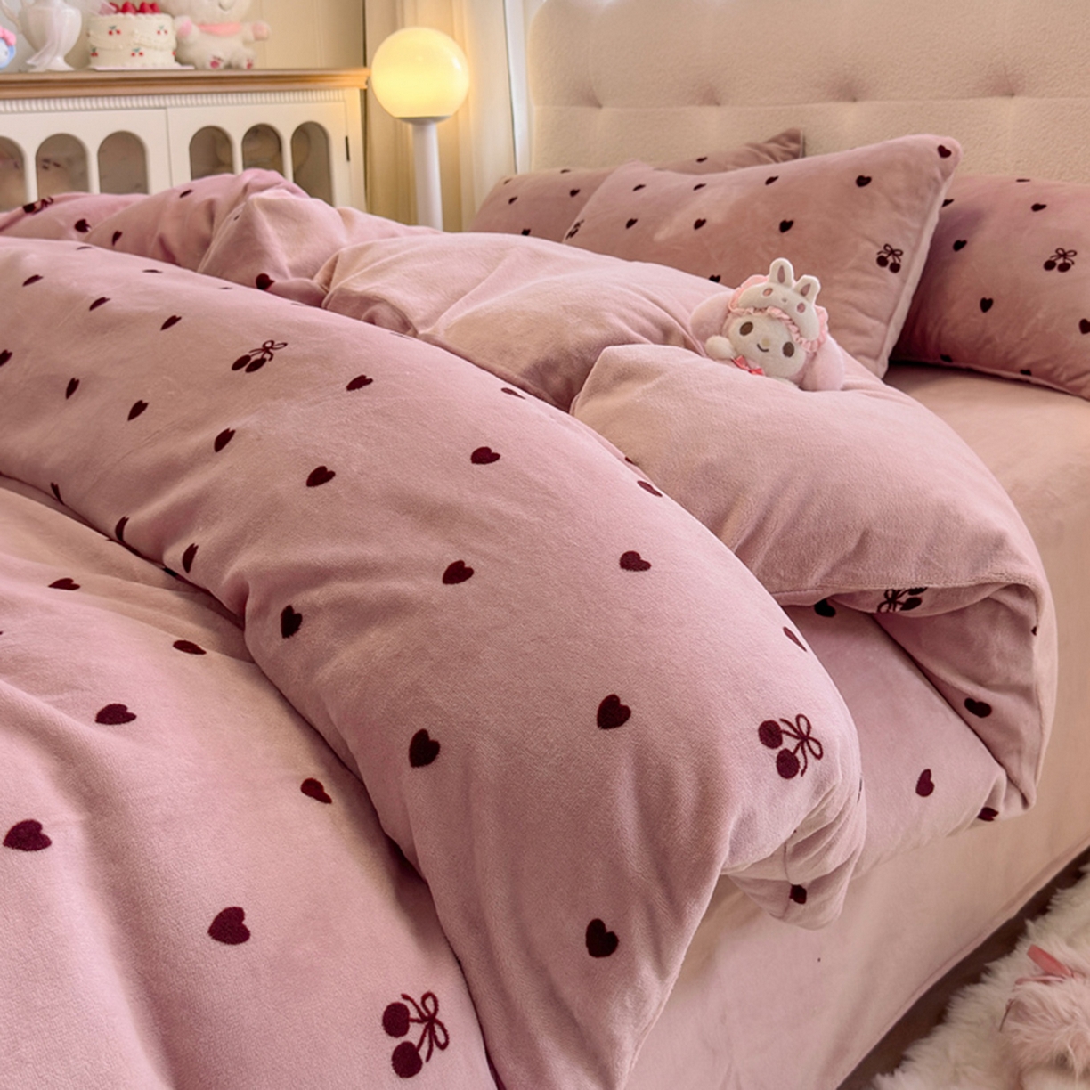 91家纺网 家纺一手货源 找家纺 欧妮家纺 2025新款A类牛奶绒印花四件套 樱桃爱心