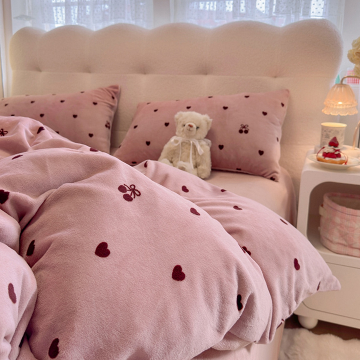 91家纺网 家纺一手货源 找家纺 欧妮家纺 2025新款A类牛奶绒印花四件套 樱桃爱心
