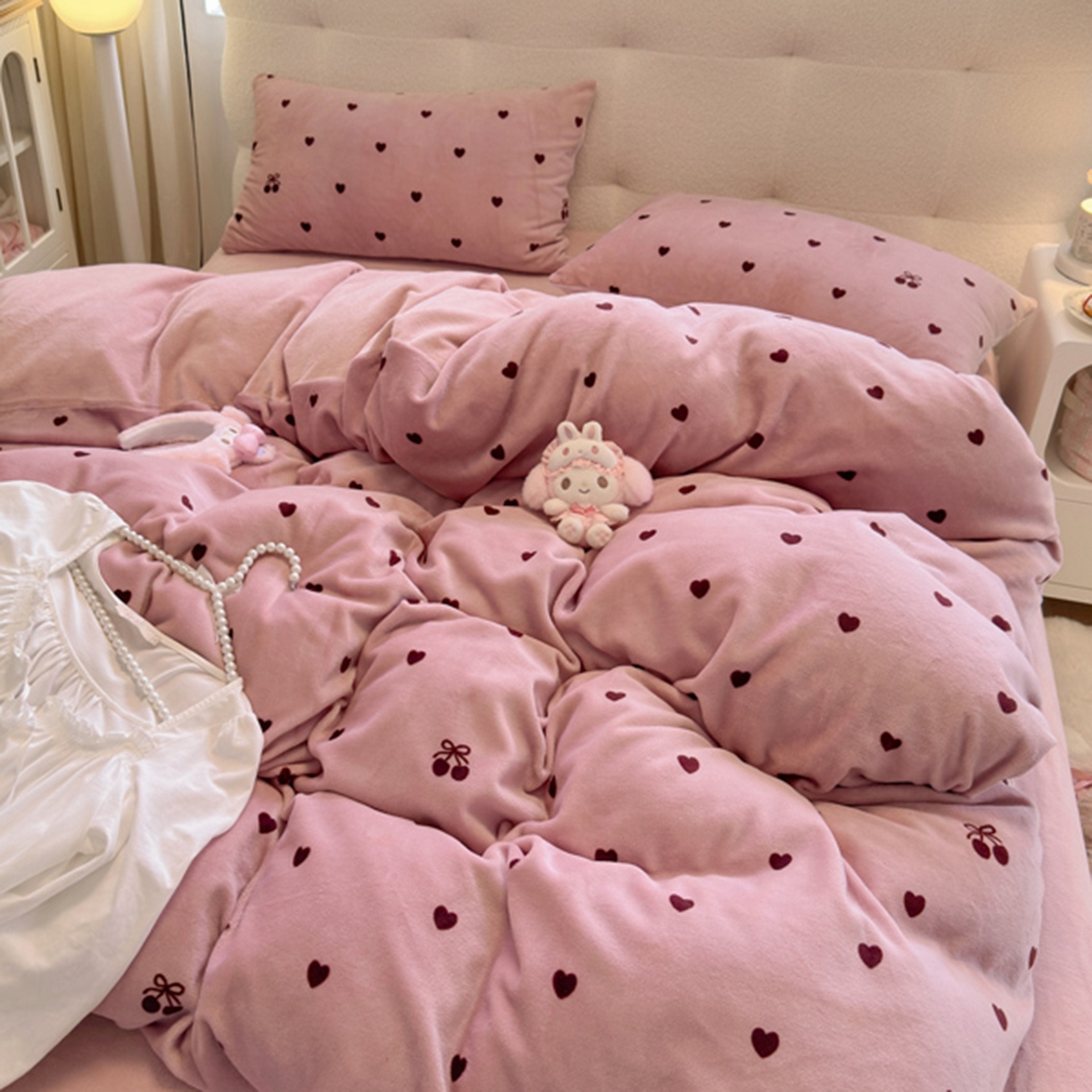 91家纺网 家纺一手货源 找家纺 欧妮家纺 2025新款A类牛奶绒印花四件套 樱桃爱心