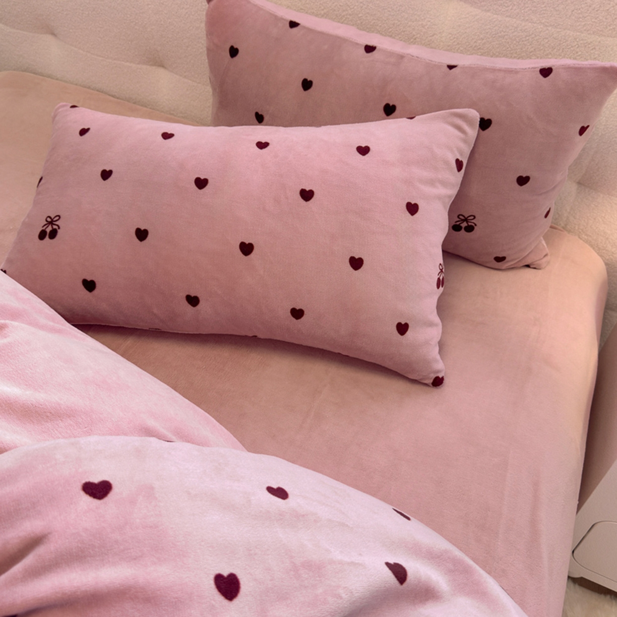 91家纺网 家纺一手货源 找家纺 欧妮家纺 2025新款A类牛奶绒印花四件套 樱桃爱心