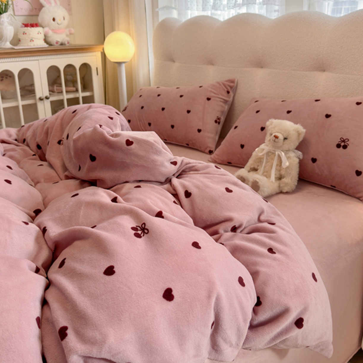 91家纺网 家纺一手货源 找家纺 欧妮家纺 2025新款A类牛奶绒印花四件套 樱桃爱心
