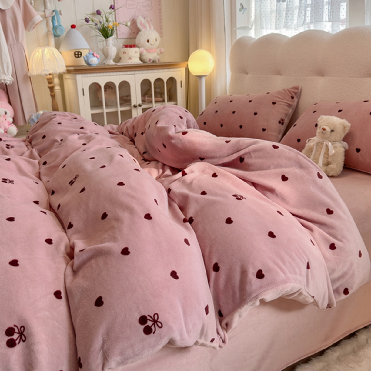 91家纺网 家纺一手货源 找家纺 欧妮家纺 2025新款A类牛奶绒印花四件套 樱桃爱心