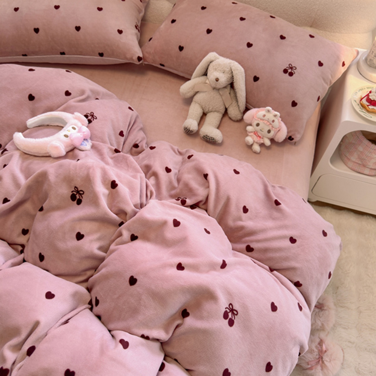 91家纺网 家纺一手货源 找家纺 欧妮家纺 2025新款A类牛奶绒印花四件套 樱桃爱心