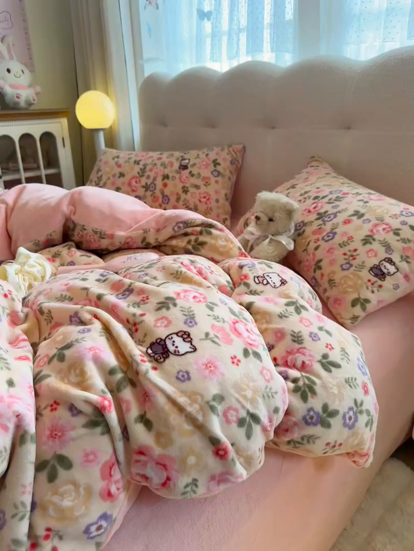 91家纺网 家纺一手货源 找家纺 欧妮家纺 2025新款A类牛奶绒印花四件套 花园小猫