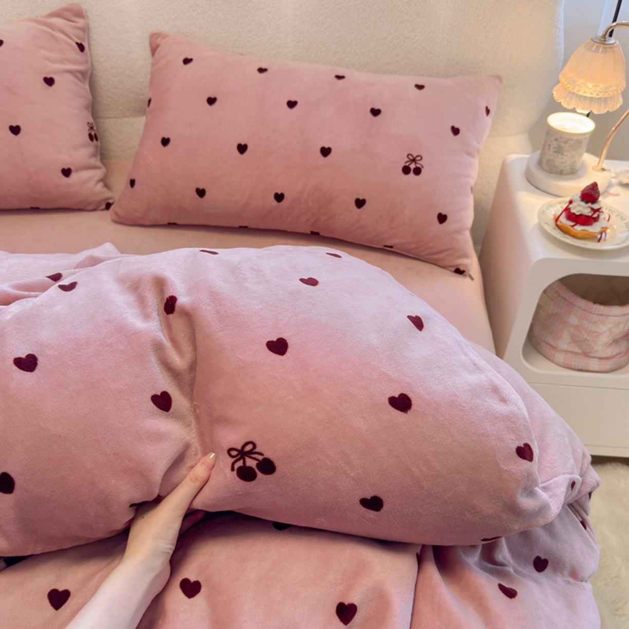 91家纺网 家纺一手货源 找家纺 欧妮家纺 2025新款A类牛奶绒印花四件套 樱桃爱心