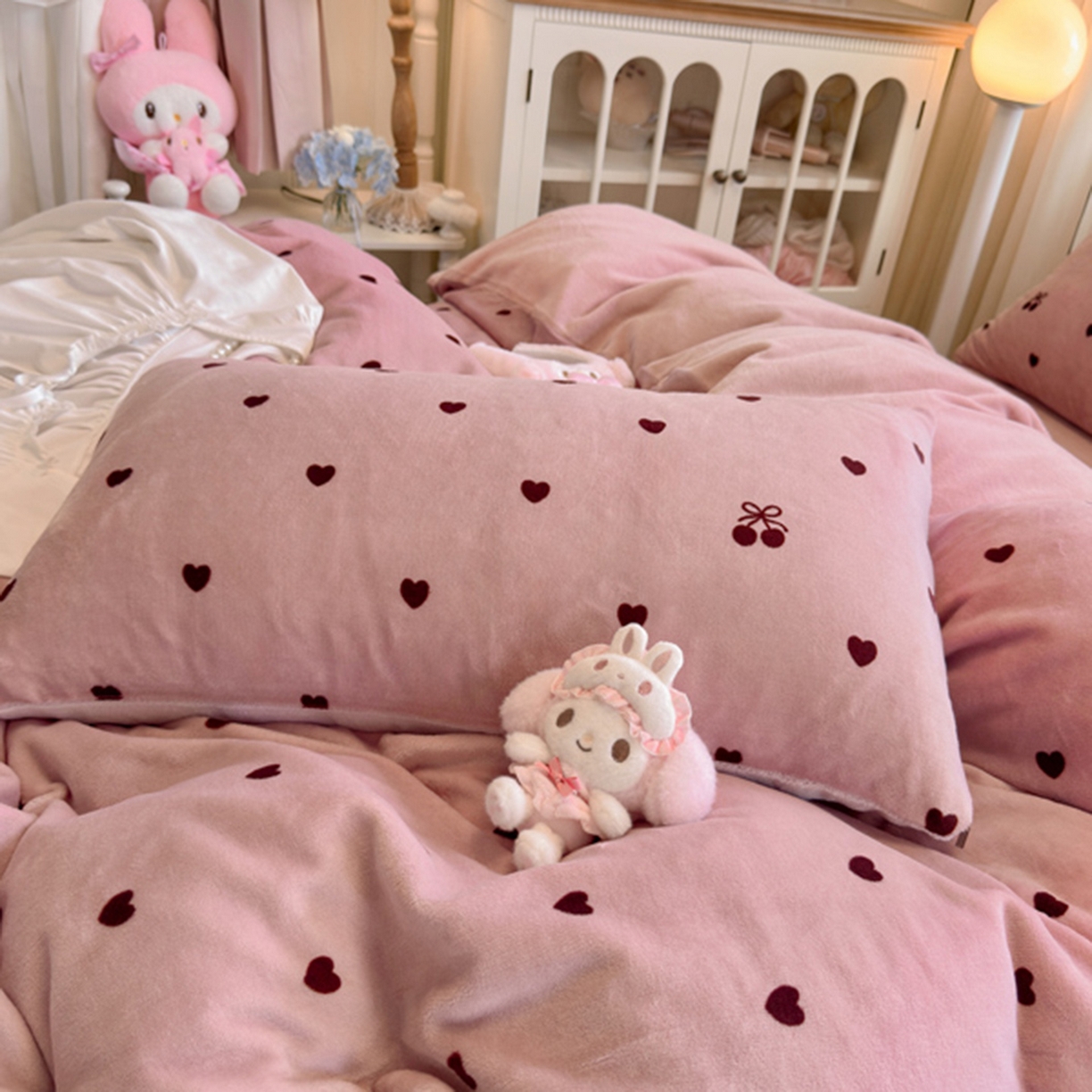 91家纺网 家纺一手货源 找家纺 欧妮家纺 2025新款A类牛奶绒印花四件套 樱桃爱心
