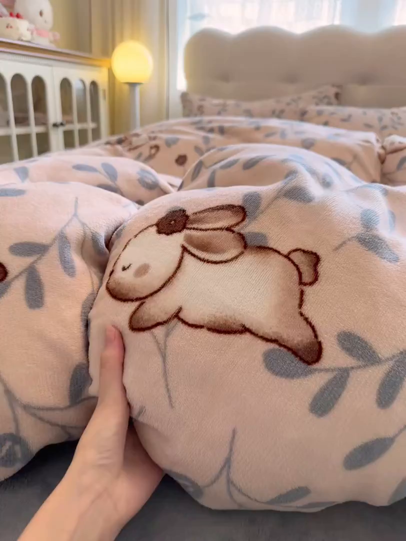 91家纺网 家纺一手货源 找家纺 欧妮家纺 2025新款A类牛奶绒印花四件套 叶子萌兔