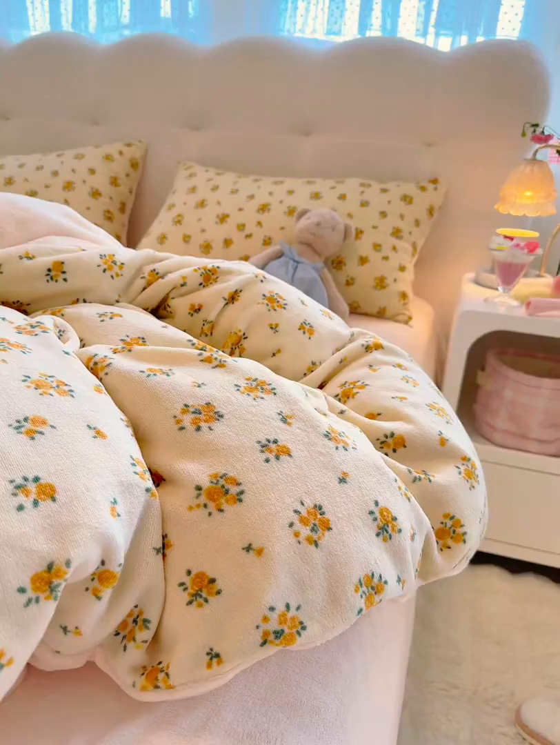 91家纺网 家纺一手货源 找家纺 欧妮家纺 2025新款A类牛奶绒印花四件套 田园小花