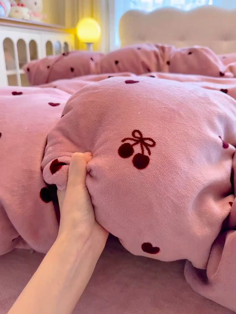 91家纺网 家纺一手货源 找家纺 欧妮家纺 2025新款A类牛奶绒印花四件套 樱桃爱心
