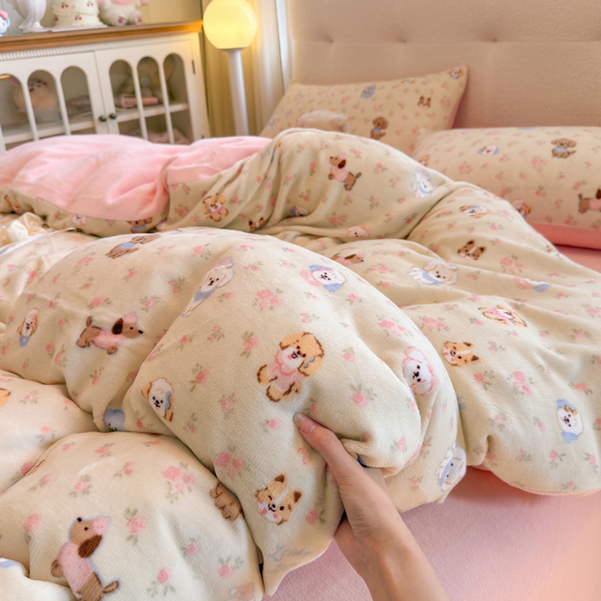 91家纺网 家纺一手货源 找家纺 欧妮家纺 2025新款A类牛奶绒印花四件套 迷你小狗