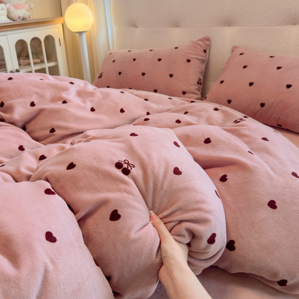 91家纺网 家纺一手货源 找家纺 欧妮家纺 2025新款A类牛奶绒印花四件套 樱桃爱心