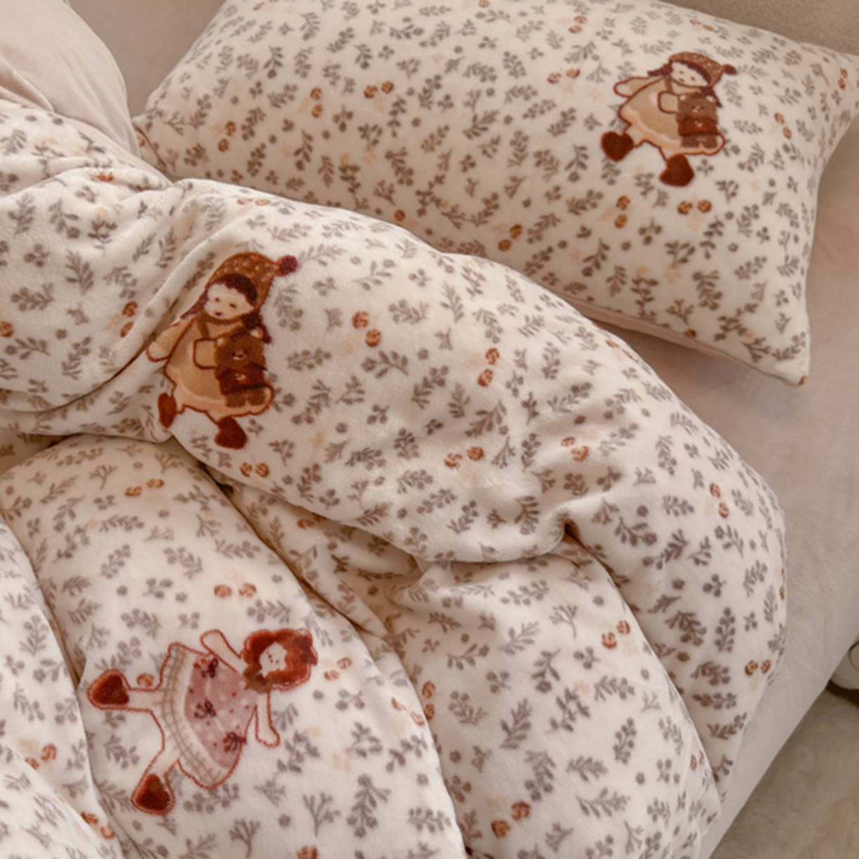 91家纺网 家纺一手货源 找家纺 欧妮家纺 2025新款A类牛奶绒印花四件套 甜美女孩