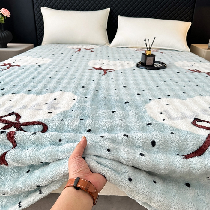 91家纺网 家纺一手货源 找家纺 欧妮家纺 2025新款亲肤舒适泡泡绒毛毯 蓝底爱心结