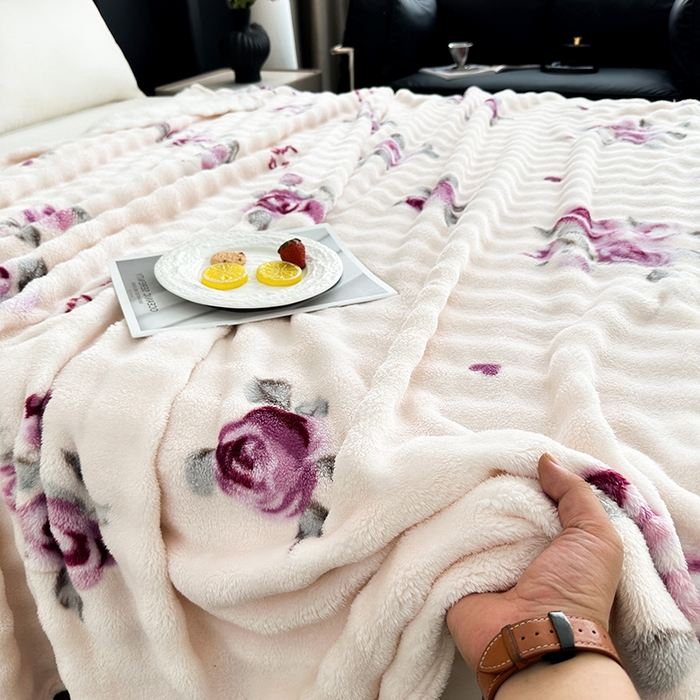 91家纺网 家纺一手货源 找家纺 欧妮家纺 2025新款亲肤舒适泡泡绒毛毯 玫瑰情缘