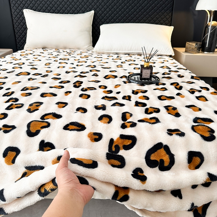 91家纺网 家纺一手货源 找家纺 欧妮家纺 2025新款亲肤舒适泡泡绒毛毯 豹纹