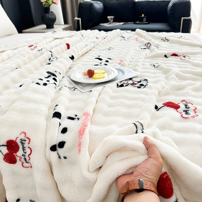 91家纺网 家纺一手货源 找家纺 欧妮家纺 2025新款亲肤舒适泡泡绒毛毯 波点萌狗