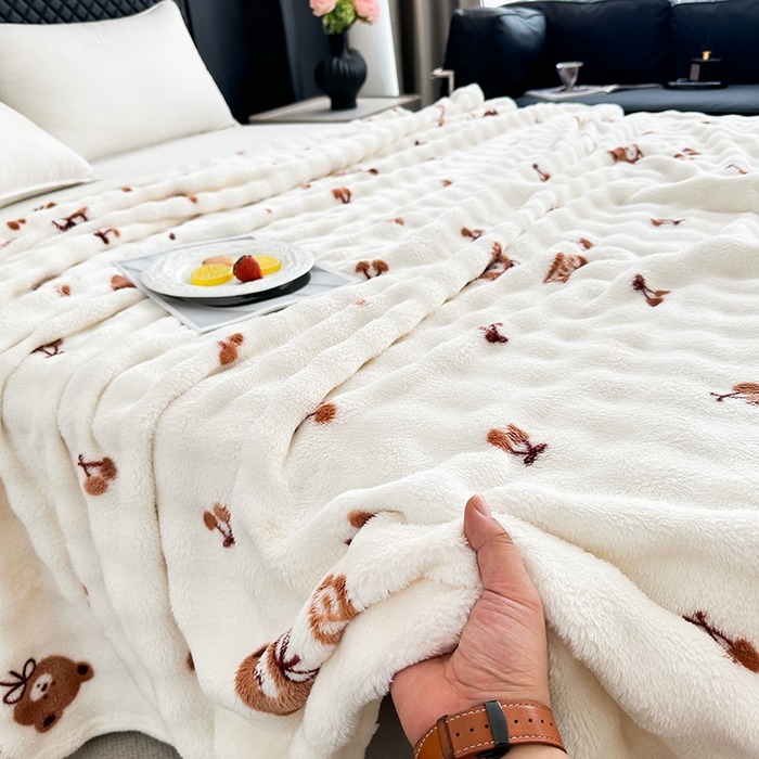 91家纺网 家纺一手货源 找家纺 欧妮家纺 2025新款亲肤舒适泡泡绒毛毯 樱桃熊