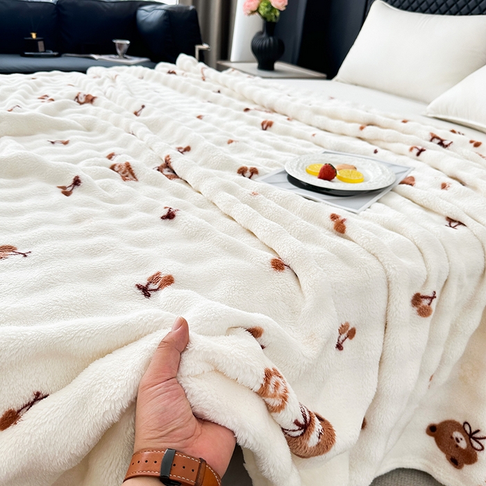 91家纺网 家纺一手货源 找家纺 欧妮家纺 2025新款亲肤舒适泡泡绒毛毯 樱桃熊