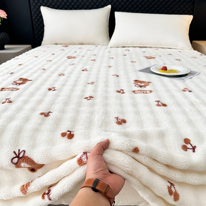 91家纺网 家纺一手货源 找家纺 欧妮家纺 2025新款亲肤舒适泡泡绒毛毯 樱桃熊