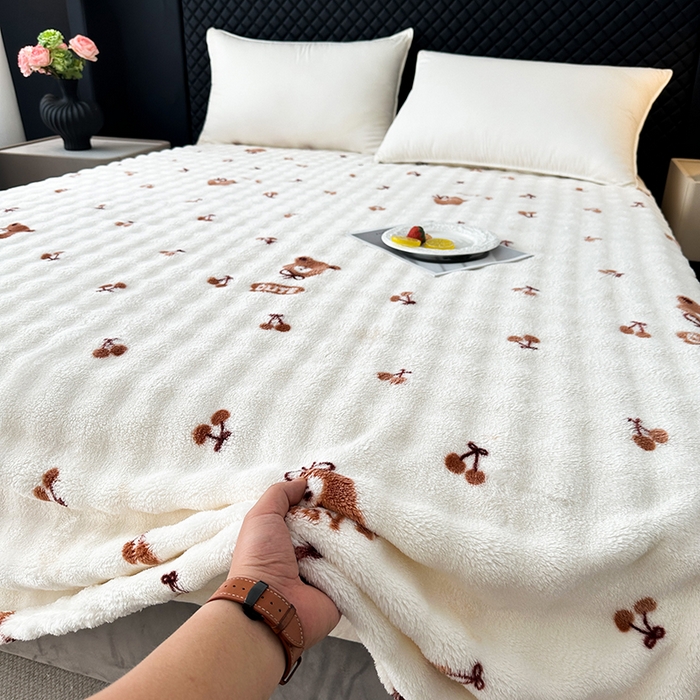 欧妮家纺 2025新款亲肤舒适泡泡绒毛毯 樱桃熊