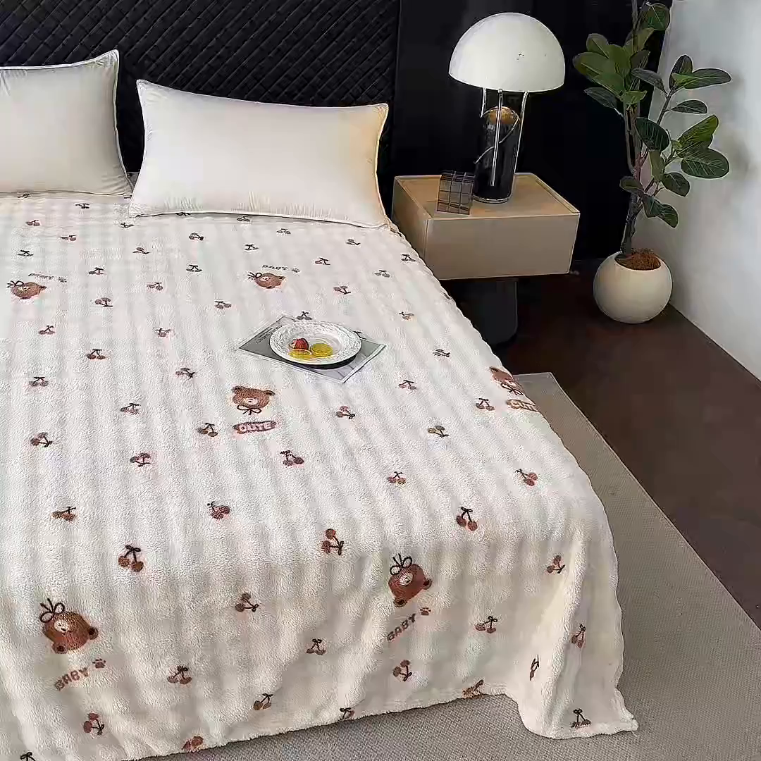 91家纺网 家纺一手货源 找家纺 欧妮家纺 2025新款亲肤舒适泡泡绒毛毯 樱桃熊