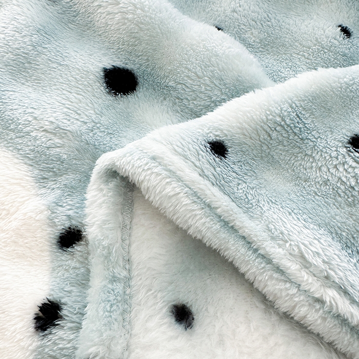 91家纺网 家纺一手货源 找家纺 欧妮家纺 2025新款亲肤舒适泡泡绒毛毯 蓝底爱心结