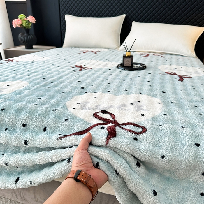 91家纺网 家纺一手货源 找家纺 欧妮家纺 2025新款亲肤舒适泡泡绒毛毯 蓝底爱心结