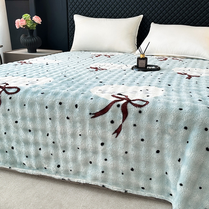 91家纺网 家纺一手货源 找家纺 欧妮家纺 2025新款亲肤舒适泡泡绒毛毯 蓝底爱心结