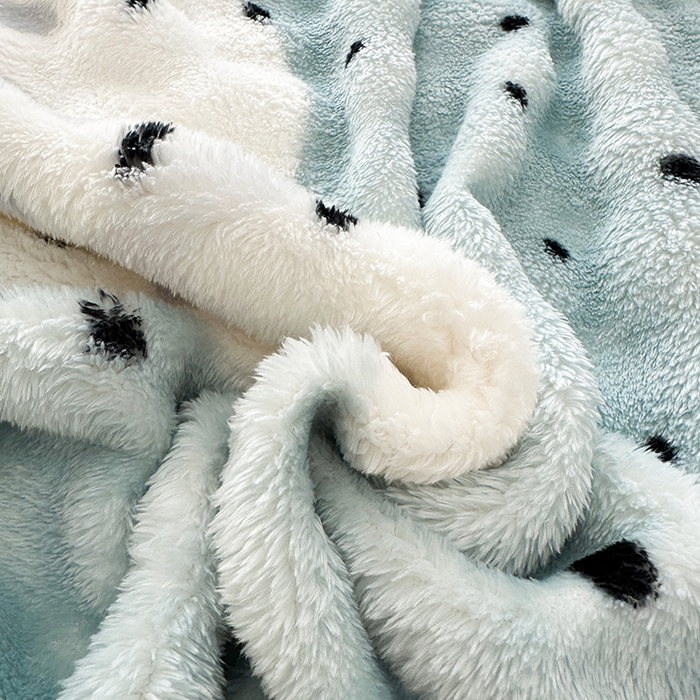 91家纺网 家纺一手货源 找家纺 欧妮家纺 2025新款亲肤舒适泡泡绒毛毯 蓝底爱心结