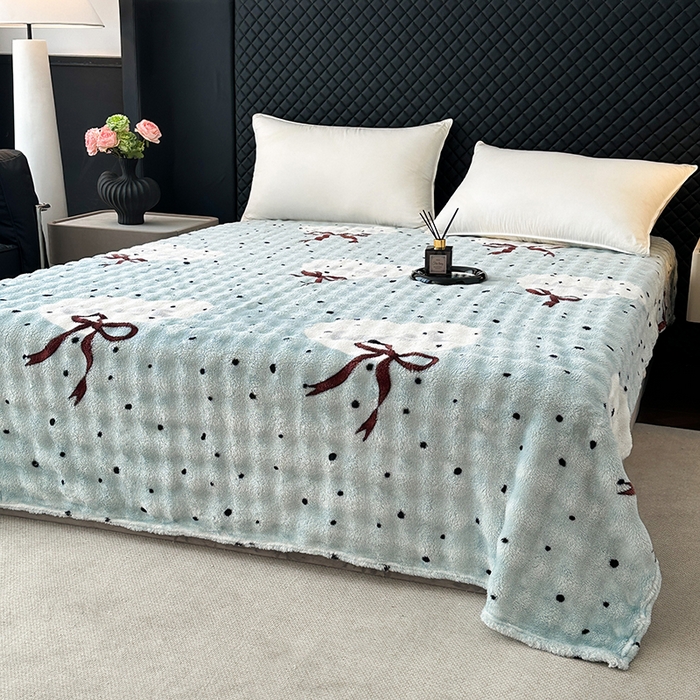 91家纺网 家纺一手货源 找家纺 欧妮家纺 2025新款亲肤舒适泡泡绒毛毯 蓝底爱心结