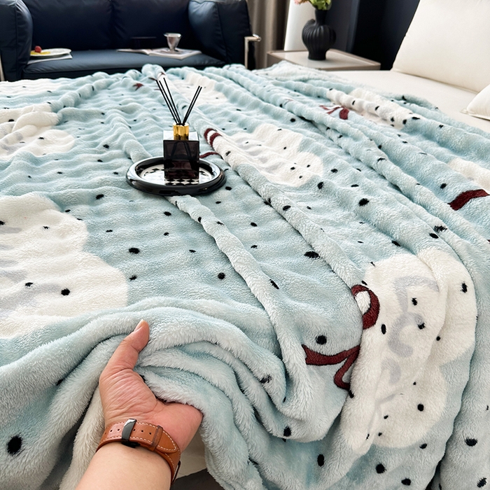 91家纺网 家纺一手货源 找家纺 欧妮家纺 2025新款亲肤舒适泡泡绒毛毯 蓝底爱心结