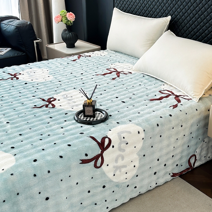 91家纺网 家纺一手货源 找家纺 欧妮家纺 2025新款亲肤舒适泡泡绒毛毯 蓝底爱心结
