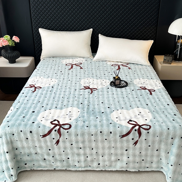 91家纺网 家纺一手货源 找家纺 欧妮家纺 2025新款亲肤舒适泡泡绒毛毯 蓝底爱心结