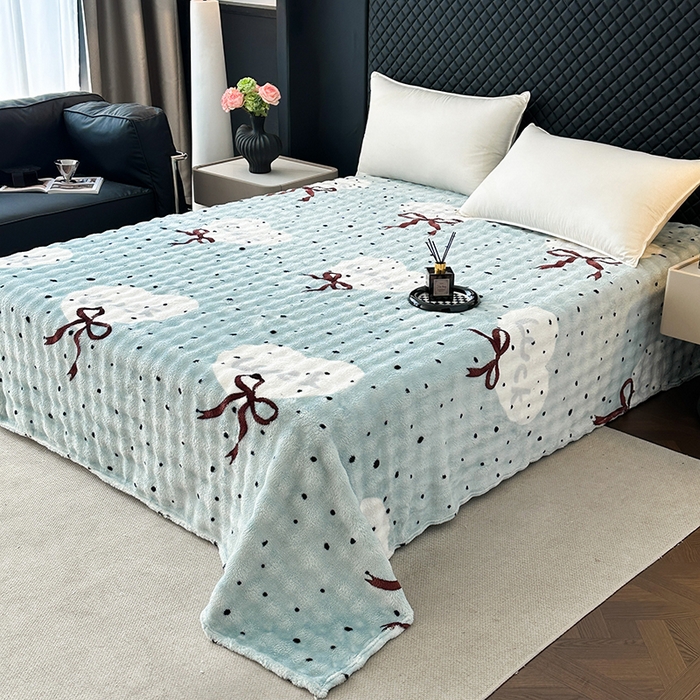 91家纺网 家纺一手货源 找家纺 欧妮家纺 2025新款亲肤舒适泡泡绒毛毯 蓝底爱心结