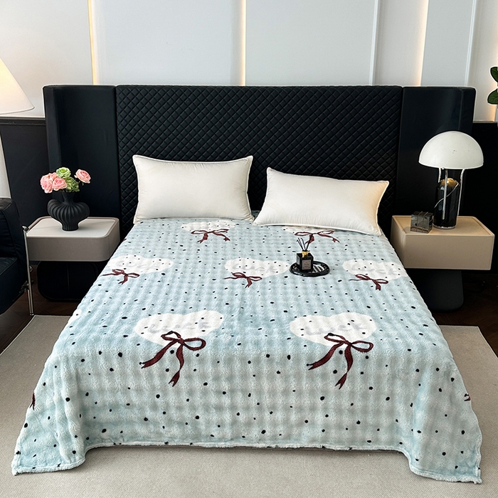 91家纺网 家纺一手货源 找家纺 欧妮家纺 2025新款亲肤舒适泡泡绒毛毯 蓝底爱心结