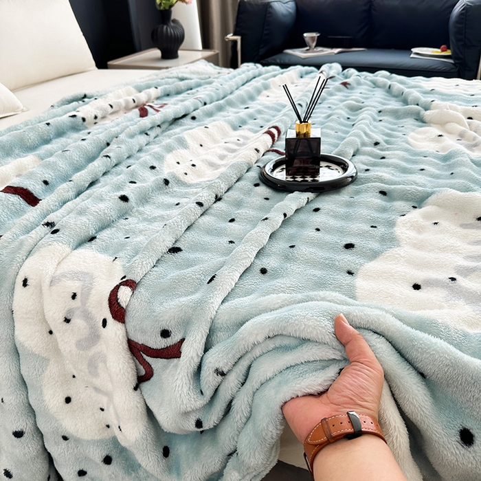 91家纺网 家纺一手货源 找家纺 欧妮家纺 2025新款亲肤舒适泡泡绒毛毯 蓝底爱心结