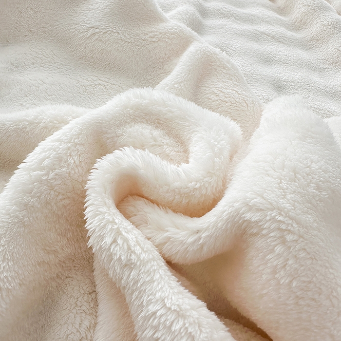 91家纺网 家纺一手货源 找家纺 欧妮家纺 2025新款亲肤舒适泡泡绒毛毯 奶白