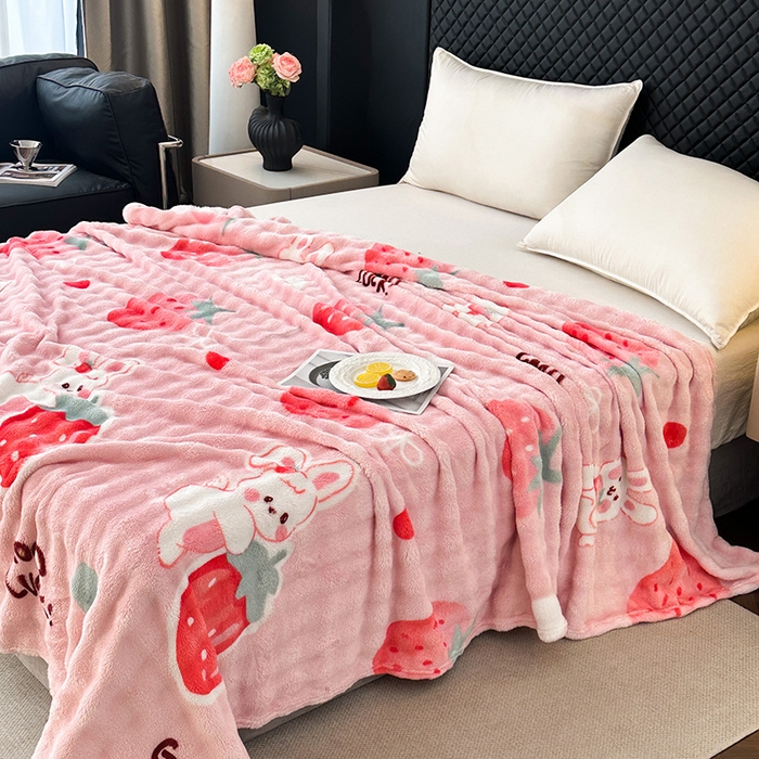 91家纺网 家纺一手货源 找家纺 欧妮家纺 2025新款亲肤舒适泡泡绒毛毯 草莓兔