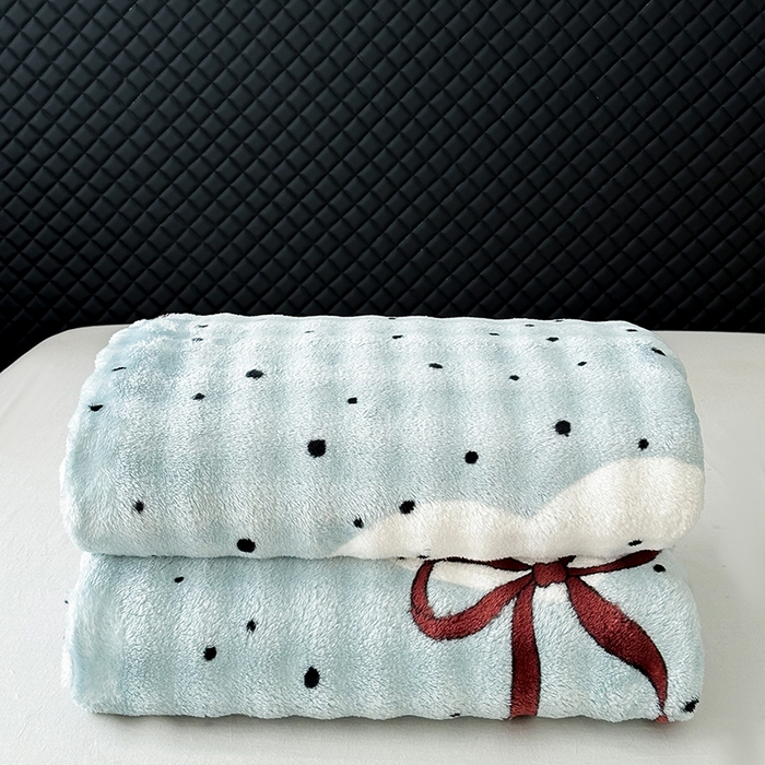 91家纺网 家纺一手货源 找家纺 欧妮家纺 2025新款亲肤舒适泡泡绒毛毯 蓝底爱心结