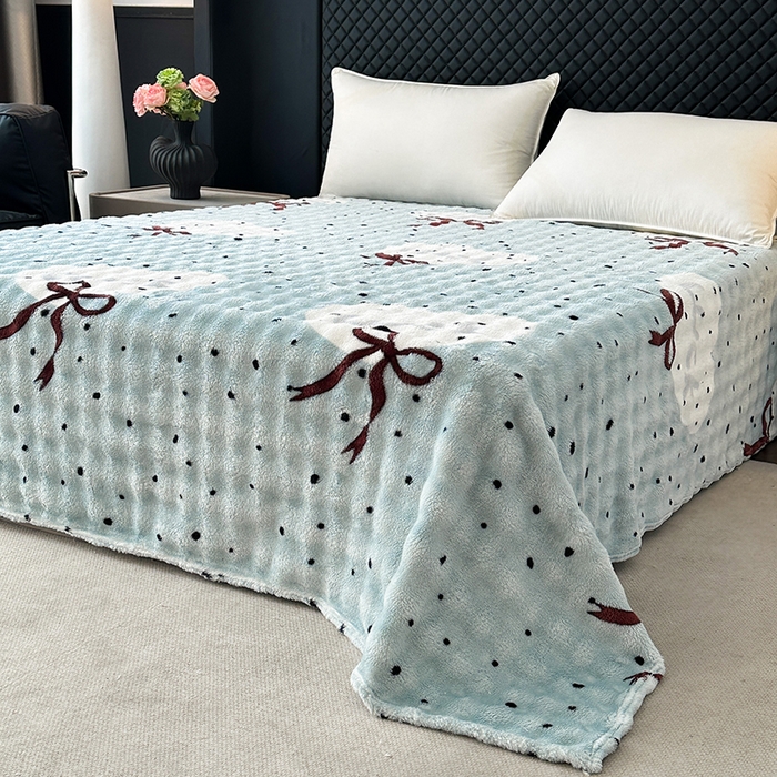 91家纺网 家纺一手货源 找家纺 欧妮家纺 2025新款亲肤舒适泡泡绒毛毯 蓝底爱心结