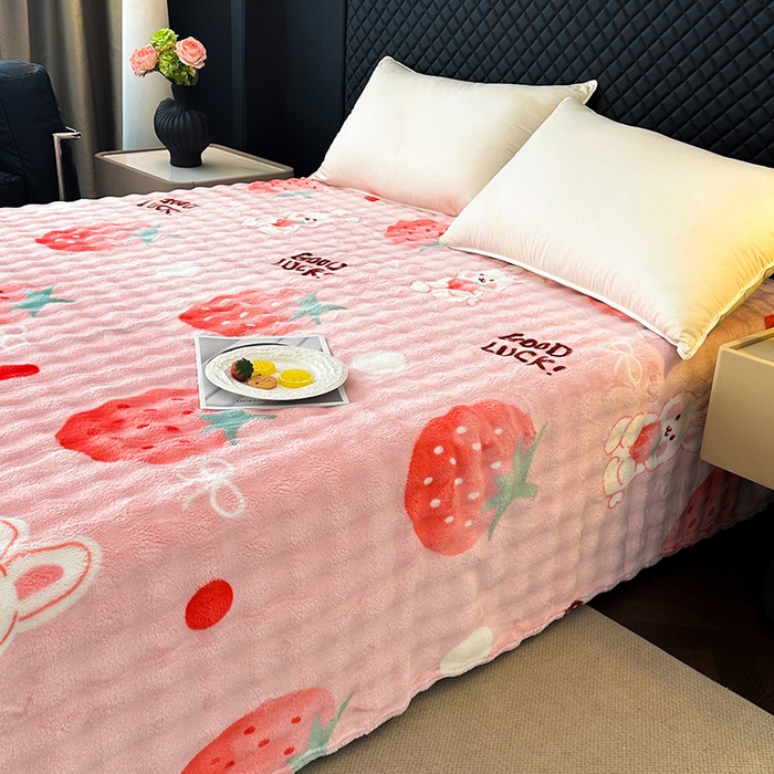 91家纺网 家纺一手货源 找家纺 欧妮家纺 2025新款亲肤舒适泡泡绒毛毯 草莓兔