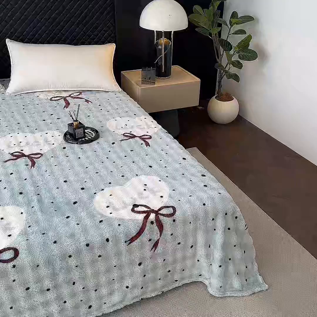 91家纺网 家纺一手货源 找家纺 欧妮家纺 2025新款亲肤舒适泡泡绒毛毯 蓝底爱心结