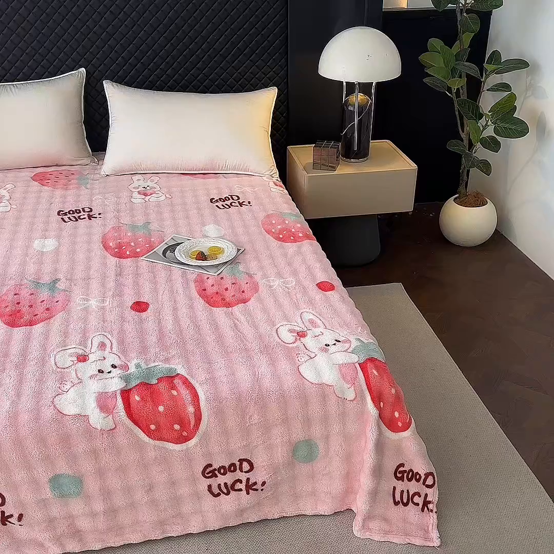 91家纺网 家纺一手货源 找家纺 欧妮家纺 2025新款亲肤舒适泡泡绒毛毯 草莓兔