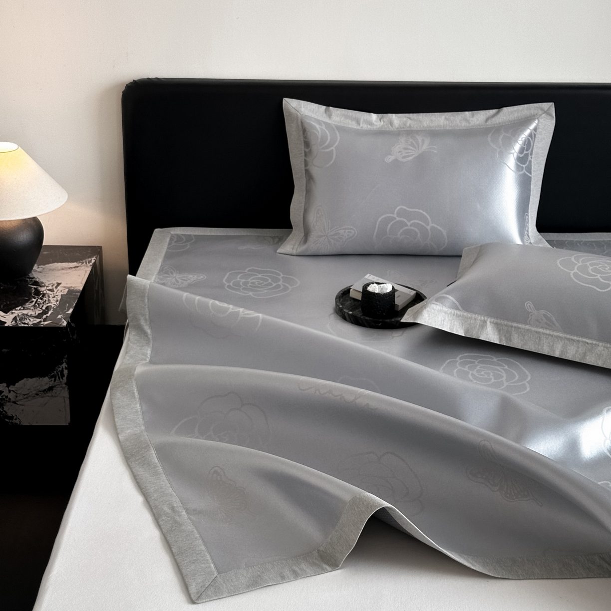 91家纺网 家纺一手货源 找家纺 三味舒屋 2026新款臻品提花冰丝席凉席席子 茶与蝶床席